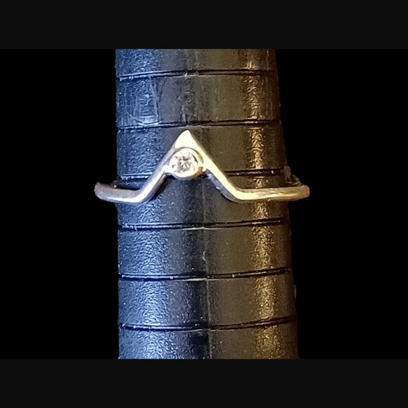 925 Sterling Silver V Shaped Band CZ Ring Size 7.75 - Picture 4 of 7